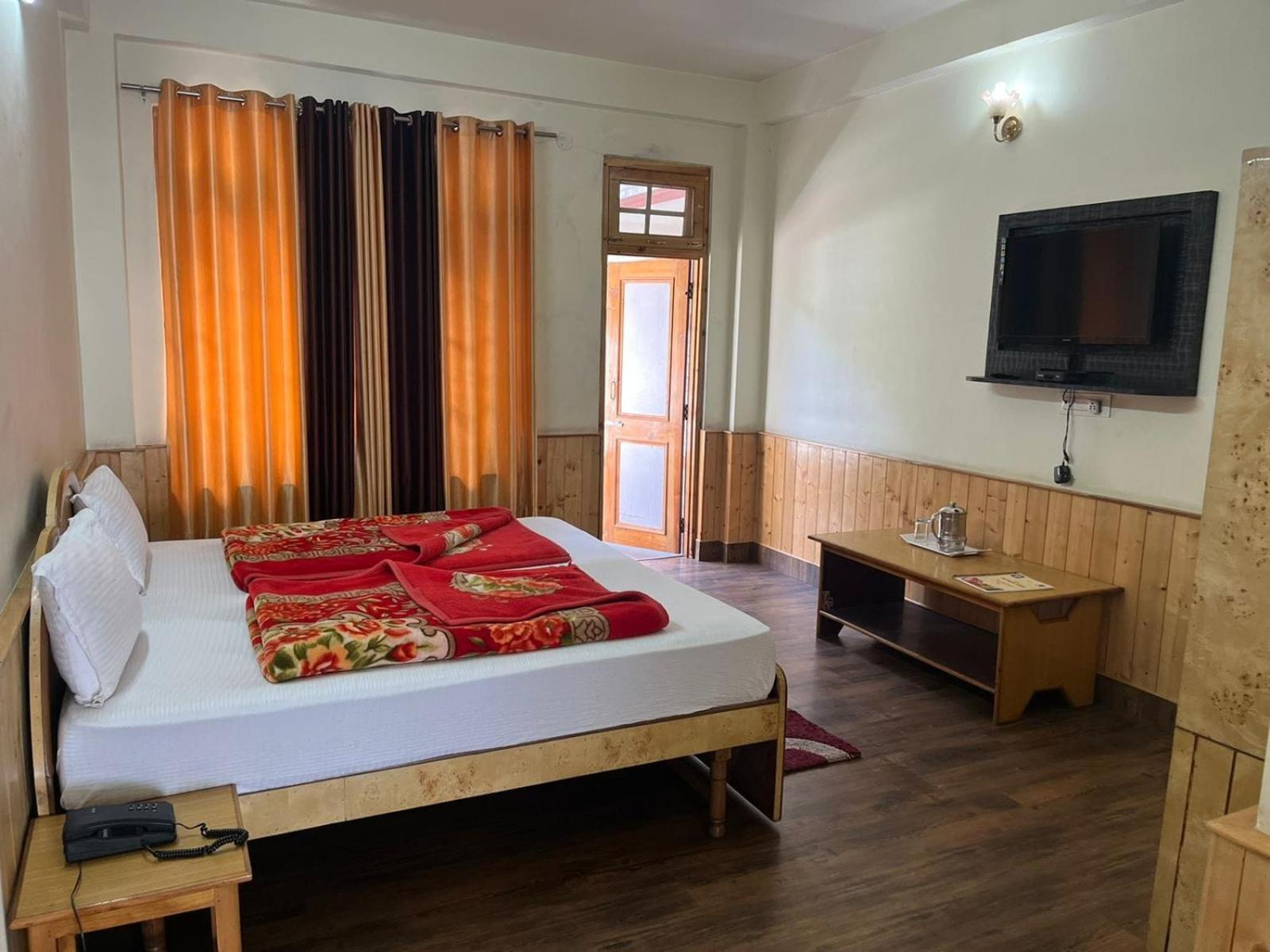 The White House Hotel Kasol Bagian luar foto