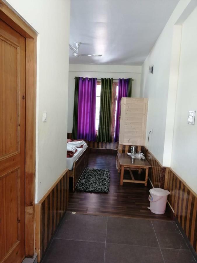 The White House Hotel Kasol Bagian luar foto