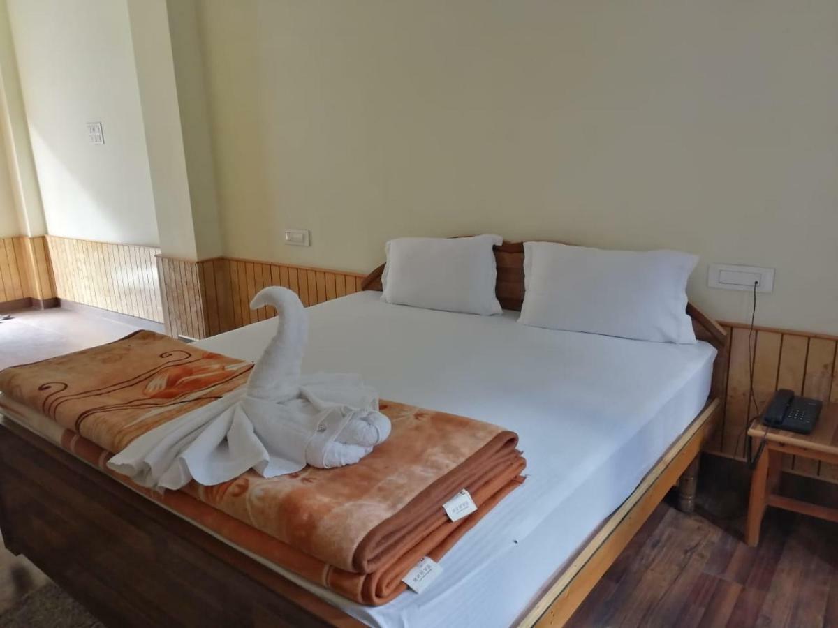 The White House Hotel Kasol Bagian luar foto
