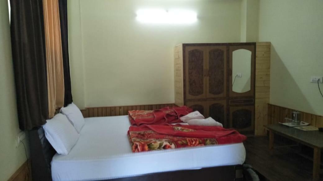 The White House Hotel Kasol Bagian luar foto