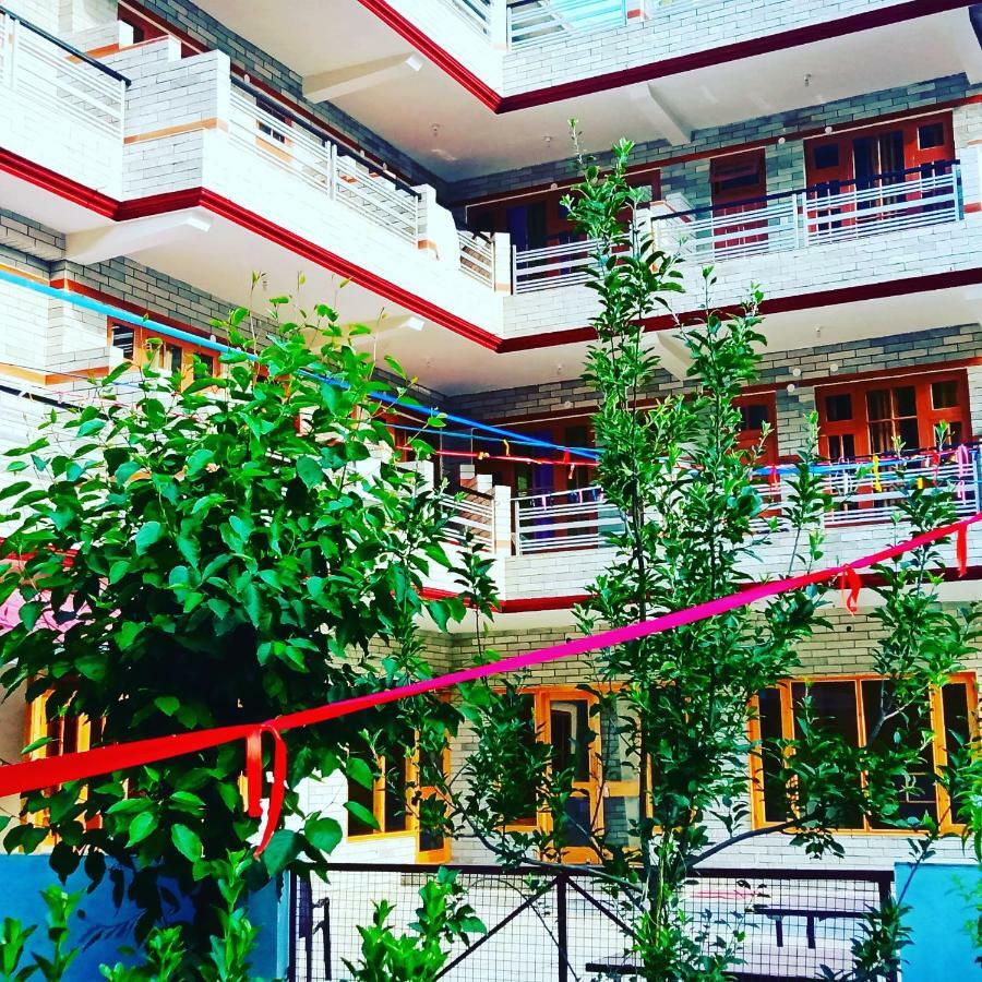The White House Hotel Kasol Bagian luar foto